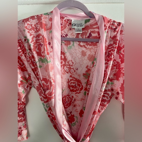 Silky Floral Robe! - Picture 2 of 5